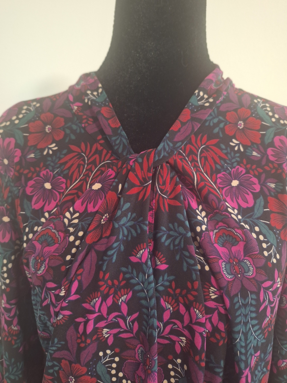 Tommy Hilfiger Dark Floral Long-Sleeve Keyhole Blouse - Picture 4 of 7